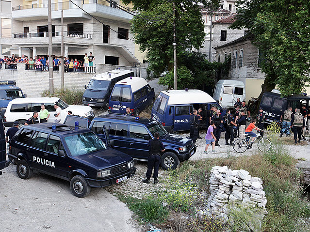 © APA/AP/Hektor Pustina Albanische Polizeibeamte