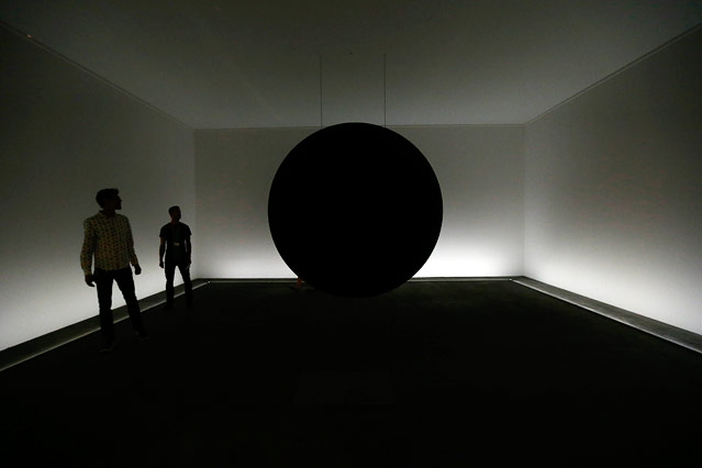 © Reuters/Denis Balibouse Installation "Dark Matter" vonTroika (2014)