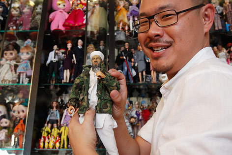 © Reuters/Edgar Su Verkäufer mit Osama bin Laden Puppe