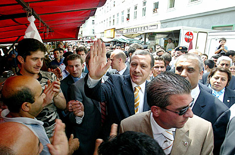 © APA/Herbert Pfarrhofer Erdogan im Jahr 2003 am Wiener Brunnenmarkt