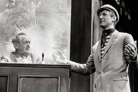 © picturedesk.com/Imagno Hans Moser als Polizeikonzipist mit Josef Meinrad in "Liliom" von Franz Molnár