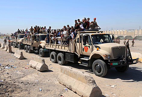 © AP/Khalid Mohammed Zivilisten werden rekrutiert und fahren auf Lkws in Bagdad