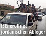 Jubelnde ISIS-K&auml;mpfer auf einem Auto