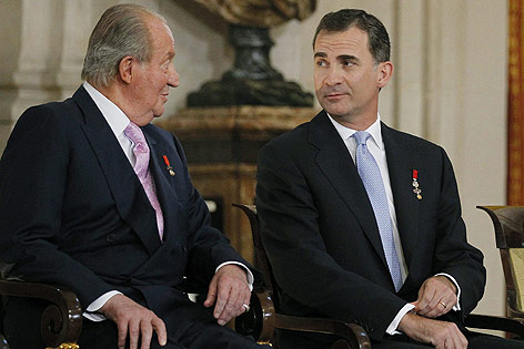 © APA/EPA/Alberto Martin Juan Carlos und sein Sohn König Felipe von Spanien
