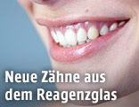 Frau zeigt beim L&auml;cheln Z&auml;hne