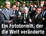 Der ehemalige Außenminister Alois Mock und Gyula Horn (ungarischer Außenminister) beim Durchschneiden des "Eisernen Vorhanges"