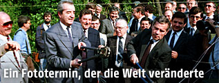 Der ehemalige Außenminister Alois Mock und Gyula Horn (ungarischer Außenminister) beim Durchschneiden des "Eisernen Vorhanges"