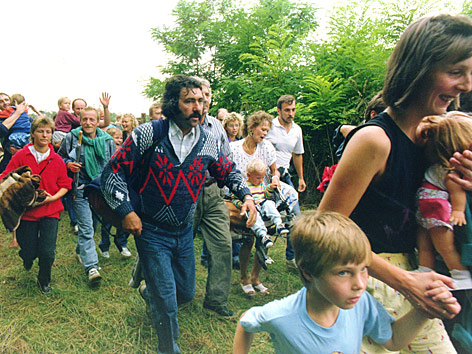 © AP/votava Rund 200 DDR-Flüchtlinge kommen im August 1989 durch den geöffneten "Eisernen Vorhang" nach Österreich