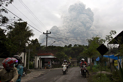 © AP/Trisnadi Yogyakarta mit dem Vulkan Merapi
