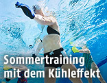 Fitnessübungen in einem Pool