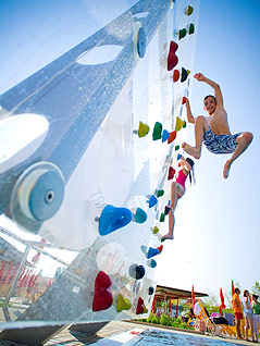 © Sonnentherme Lutzmannsburg Kletterwand im Außenbereich der Sonnentherme Lutzmannsburg