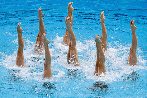 © APA/EPA/Juanjo Martin Beine von Synchronschwimmerinnen stehen aus dem Wasser