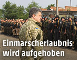 Ukrainischer Präsident Poroschenko vor Soldaten