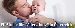 Vater k&uuml;sst Baby