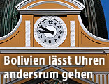 Uhr mit verkehrt angeordneten Ziffern auf dem Nationalkongress in La Paz (Bolivien)