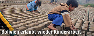 Kinder arbeiten in einer Ziegelfabrik