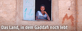 Ein Eritreer an einem Fenster