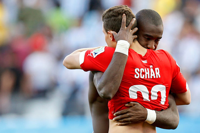 © APA/EPA/Peter Klaunzer Schaer und Djourou (Schweiz) trauern