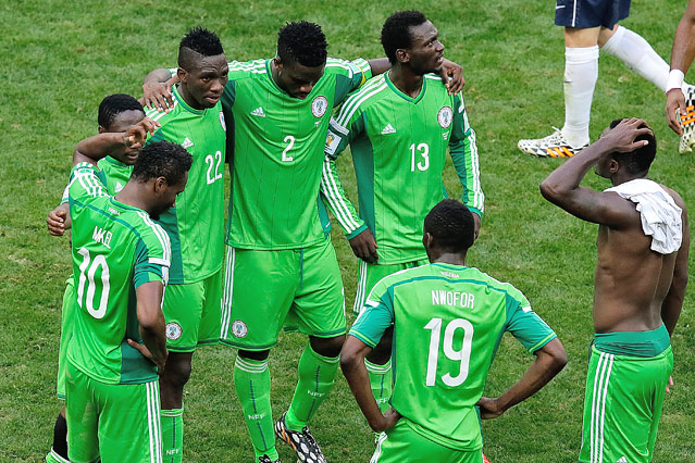 © APA/EPA/Dennis Sabangan Spieler von Nigeria trauern