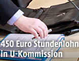 Aktentasche neben Akten