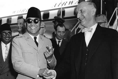 © AP/Kreusch Der indonesische Präsident Sukarno und der Bürgermeister West-Berlins Otto Suhr, 1956