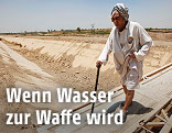 Älterer Mann bei einem vertrockneten Wasserbett