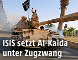 Personen mit ISIS-Flagge auf einem Panzer
