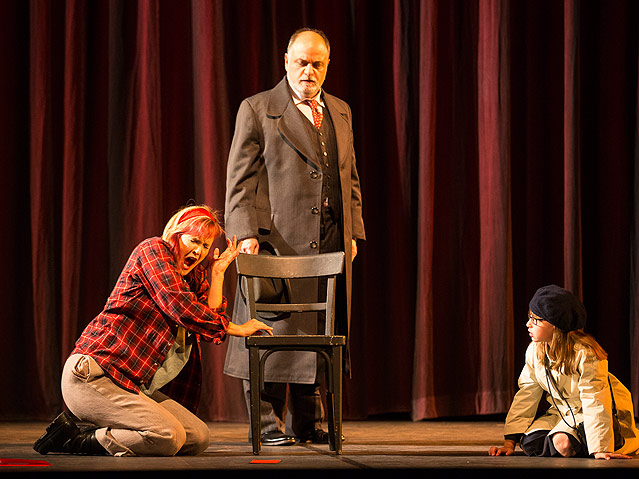 Marlis Petersen (Violetta Valéry), Roberto Frontali (Giorgio Germont), Elena Bouwensch (Alfredos Schwester)