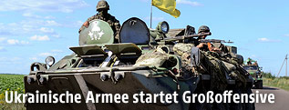 Ukrainische Soldaten in einem Militärfahrzeug nahe Slawiansk