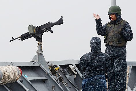 © Reuters/Bogdan Criste US-Crewmember an Deck