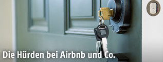 Schlüssel steckt in einem Türschloss