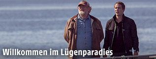 Murray French (Brendan Gleeson) und Dr. Paul Lewis (Taylor Kitsch) auf dem Weg zur Insel