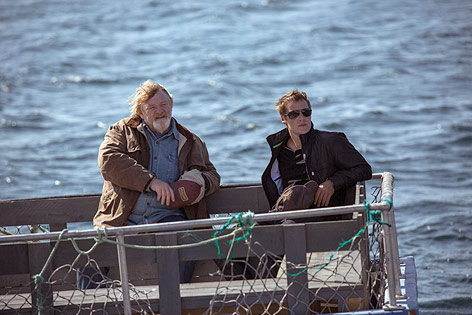 © Luna Filmverleih Murray French (Brendan Gleeson) und Dr. Paul Lewis (Taylor Kitsch) sind mit dem Boot unterwegs