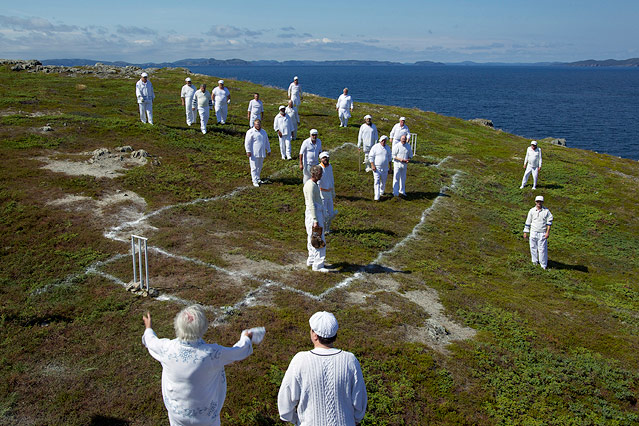 © Luna Filmverleih Inselbewohner versuchen sich im Cricketspiel