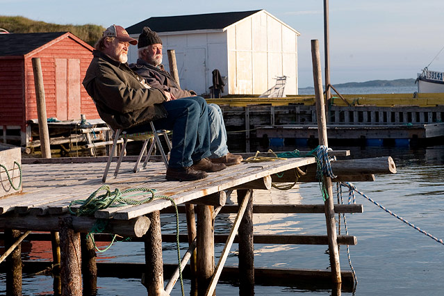 © Luna Filmverleih Murray French (Brendan Gleeson) und Simon (Gordon Pinsent) sitzen am Hafen
