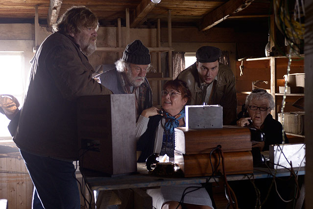 © Luna Filmverleih Murray French (Brendan Gleeson), Simon (Gordon Pinsent), Ellie (Margaret Killingbeck), Vera (Mary Walsh) und Henry Tilly (Mark Critch) hören die Telefonleitung von Dr. Paul Lewis (Taylor Kitsch) ab