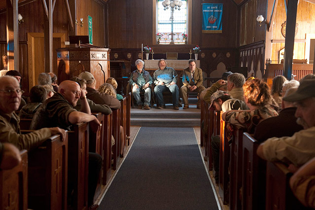 © Luna Filmverleih Murray French (Brendan Gleeson), Simon (Gordon Pinsent), Henry Tilly (Mark Critch) und die Inselbewohner versammeln sich für eine Gemeinderatssitzung