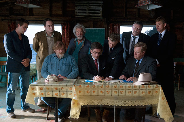 © Luna Filmverleih Murray French (Brendan Gleeson), Simon (Gorden Pinsent), Dr. Paul Lewis (Taylor Kitsch), Henry Tilly (Mark Critch) und die Vertreter der Ölgesellschaft unterzeichnen einen Vertrag