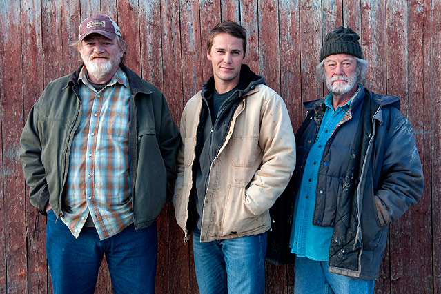 © Luna Filmverleih Produktionsbild mit Murray French (Brendan Gleeson), Dr. Paul Lewis (Taylor Kitsch) und Simon (Gordon Pinsent)