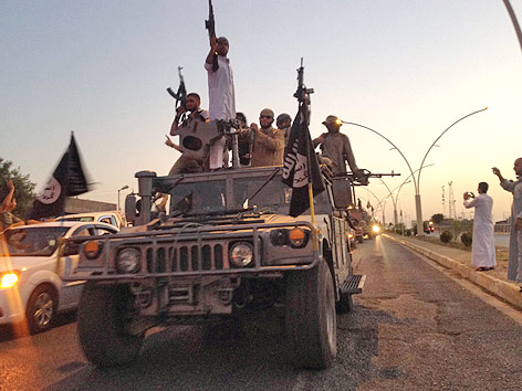 © AP Bewaffnete IS-Kämpfer auf einem Fahrzeug in Mossul