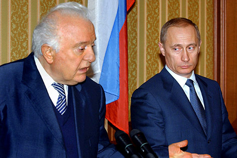 © APA/EPA/Presidential Press Service/ITAR-TASS Eduard Schewardnadse 2003 mit Wladimir Putin