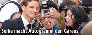 Schauspieler Colin Firth lässt sich mit Fans fotografieren