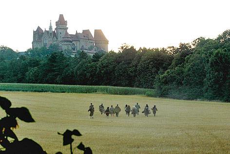 Darsteller von "The Quest" laufen auf Burg Kreuzenstein zu