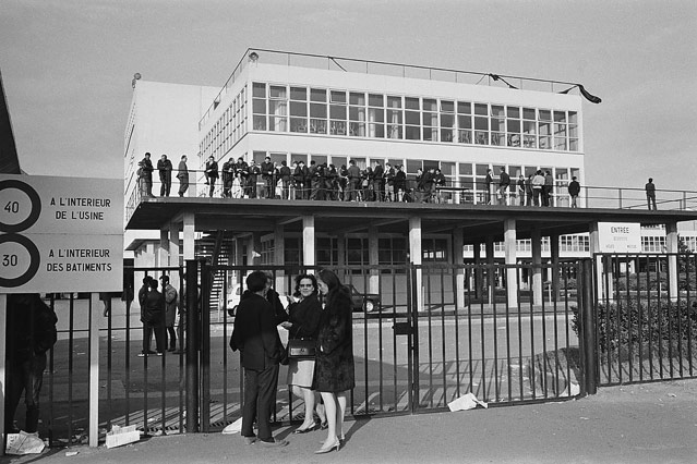 © picturedesk.com/akg-images/Manuel Bidermanas Maiunruhen, Paris 1968, Renault Flins - Parisx