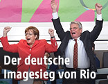 Angela Merkel und Joachim Gauck jubelnd