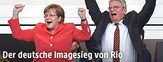 Angela Merkel und Joachim Gauck jubelnd