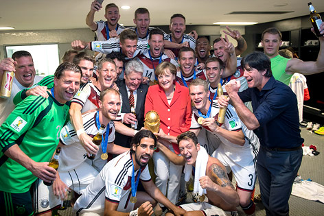 © AP/Deutsche Bundesregierung/Guido Bergmann Das deutsche Fussballteam mit Angela Merkel und Joachim Gauck