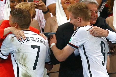 © Reuters/Kai Pfaffenbach Bastian Schweinsteiger, Angela Merkel, Andre Schuerrle und Joachim Gauck