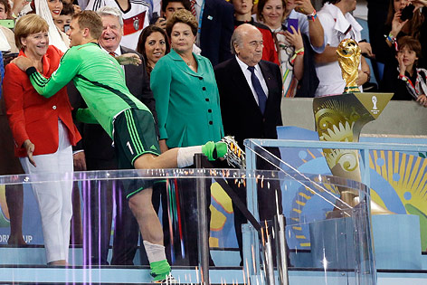 © AP/Victor Caivano Angela Merkel und Manuel Neuer