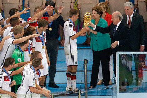© Reuters/Fabrizio Bensch Philipp Lahm, Dilma Rousseff und Sepp Blatter